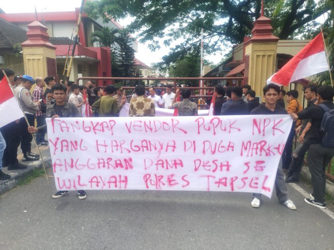 
					Aksi Jilid II GMPET-SU Desak Poldasu Copot Kapolres Tapsel Dugaan Kasus Mark UP Pengadaan Pupuk