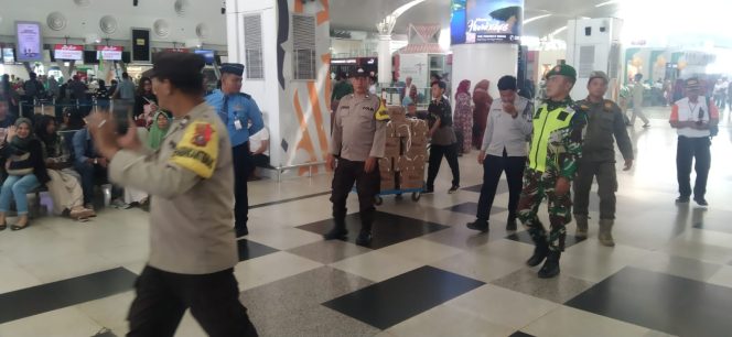 
					Pastikan Arus Balik Mudik Lancar, Personil Pos Ops Ketupat Toba Polresta Deli Serdang Gencarkan Patroli Dan Pengaturan Lalu Lintas
