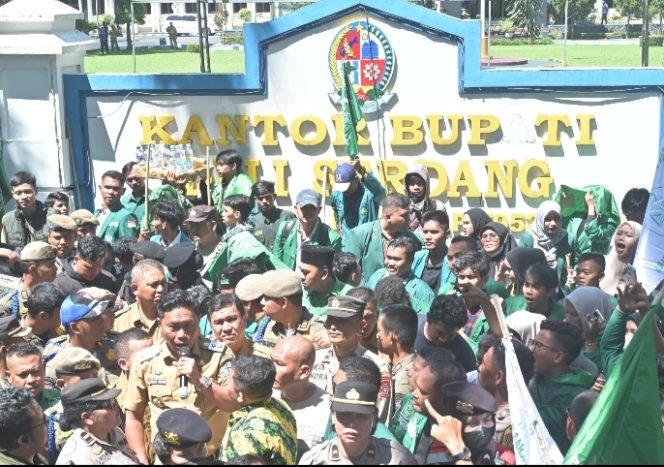 
					Pecah!!, Ribuan Kader Al Washliyah Sumut Mengamuk di Kantor Bupati Deli Serdang Akibat Wabup Lom – Lom Memprovokasi Massa.