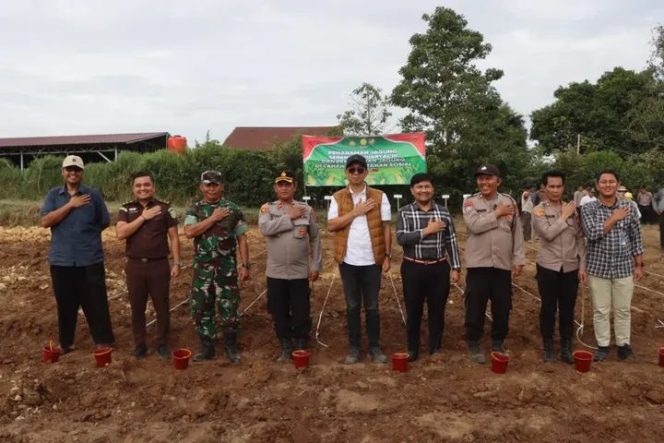 
					Polres Tanah Karo Dukung Ketahanan Pangan, Ikuti Penanaman Jagung Serentwk Nasional Kwartal III di Desa Rumka