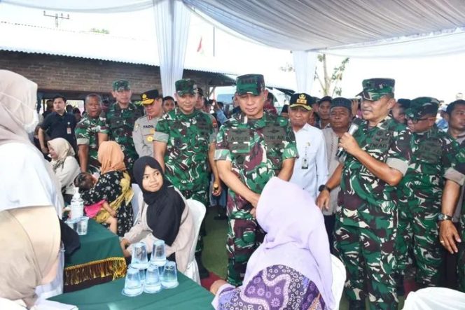 
					Panglima TNI Panen Raya Padi di Lahan Ketahanan Padi Kodam I/BB di Deli Serdang