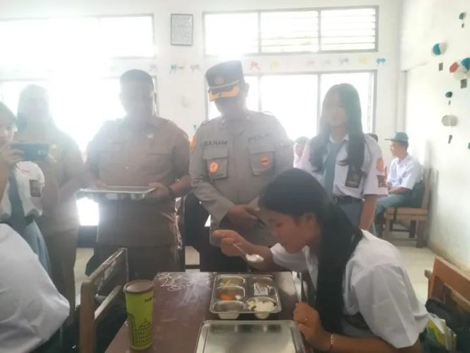 
					Grand Opening SPPG Kec. Tigapanah, Wakapolres Tanah Karo : Polri Dukung Kolaborasi Lintas Sektor Dalam Wujudkan Program MBG Nasional