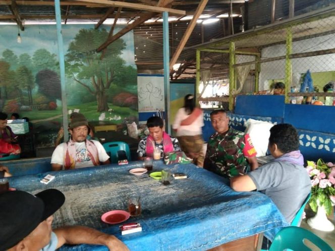 
					Dalam suasana santai penuh keakraban, Babinsa Koramil 04/Tigalingga, Kodim 0206/Dairi, Serka Salpinus Ginting menggelar komunikasi sosial (komsos) bersama warga di kantin Lapangan Futsal Desa Tigalingga, Senin (14/7/2025).