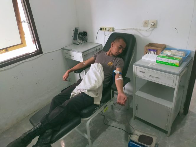 
					Polri Untuk Masyarakat Personil Polres Pakpak Bharat Donorkan Darah Bantu Pasien Di RSUD Salak
