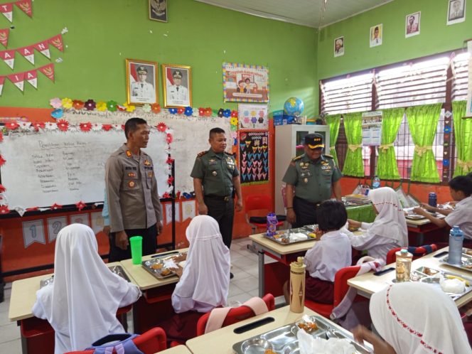 
					Siswa SDN 060800 Medan Area Terima Program Makan Sehat Bergizi Kodam 1/ BB