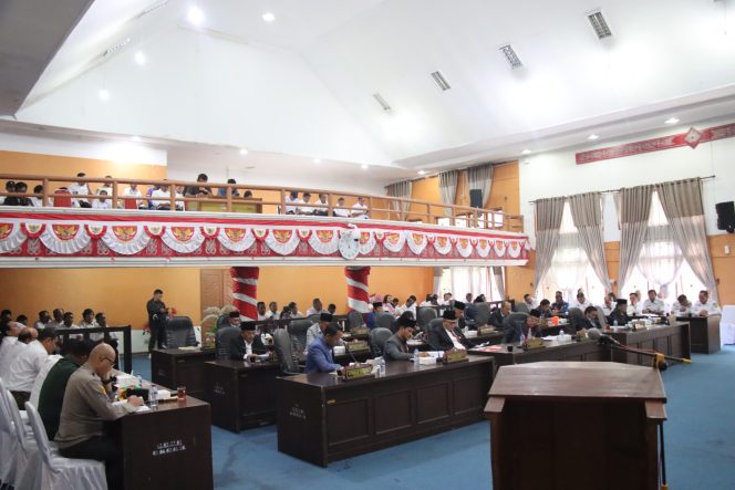 
					Wakil Bupati Pakpak Bharat H. Mutsyuhito Solin, Hadiri Rapat Paripurna DPRD Kabupaten Pakpak Bharat