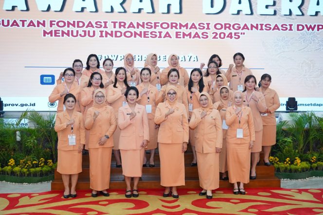 
					Ketua Dharma Wanita Kabupaten Pakpak Bharat Mincele Jalan Betutu Hadiri MDWP Ke- 5 Di Aula Raja Inal Siregar Medan