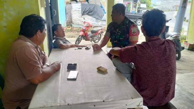 
					Sambangi Warung Kopi, Babinsa Kodim 0206/Dairi Bangun Dialog Humanis dengan Masyarakat