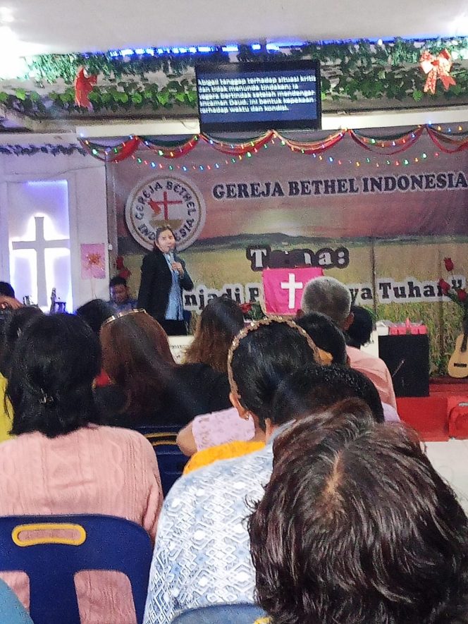 
					TNI Dekat dengan Rakyat, Babinsa Koramil 04/Tigalingga Ikuti Ibadah Minggu di Gereja GBI