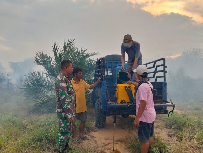 
					*Babinsa Turun Langsung Padamkan Api Kebakaran Hutan Dan Lahan di Wilayah Binaan*