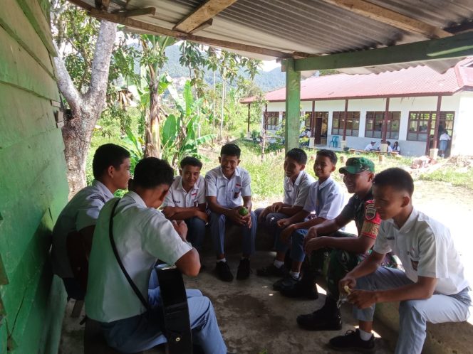 
					Babinsa Bangun Karakter Pelajar: Sertu Sianturi Ajak Siswa SMAN 1 Lae Parira Jauhi Narkoba dan Tekun Belajar