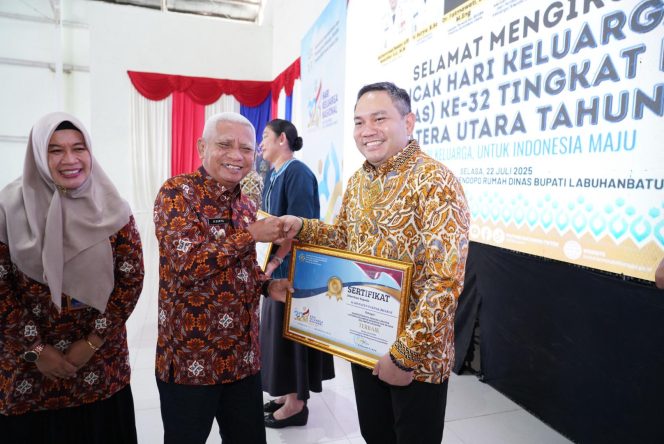 
					Bupati Pakpak Bharat Franc Bernhard Tumanggor Menerima Piagam Penghargaan