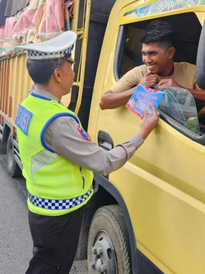 
					Unit Kamsel Satlantas Polres Tanah Karo Sosialisasikan Ops Patuh Toba 2025, Bagikan Stiker Imbauan ke Pengendara
