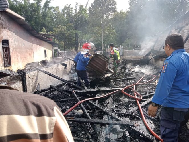 
					Sigap dan Peduli: Babinsa dan Bhabinkamtibmas Bersama Petugas Damkar Padamkan Kebakaran Tiga Rumah di Desa Sungai Raya