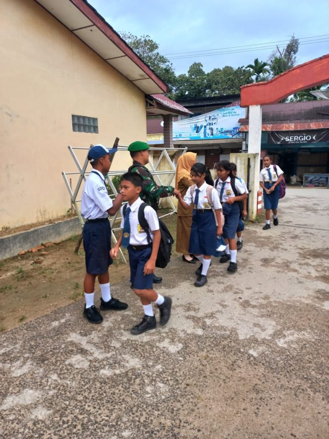 
					Bangun Karakter sejak Pagi: Babinsa dan Kepala Sekolah Lakukan Salam Sapa di Gerbang SMPN 1 Siempat Nempu Hilir
