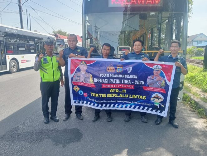 
					*Sat Lantas Polres Pelabuhan Belawan Sosialisasikan Operasi Patuh Toba 2025 kepada Supir Bus Listrik*