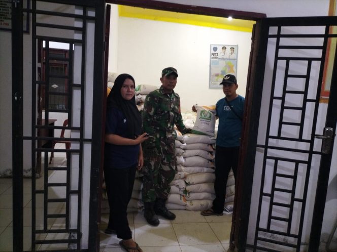 
					*Babinsa Serda J Sitohang Melaksanakan Pengawasan Pendistribusian Bantuan Pangan di Desa Sei Pegantungan*