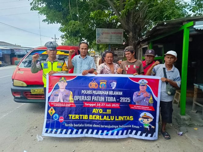 
					*Sosialisasi Operasi Patuh Toba 2025, Sat Lantas Polres Pelabuhan Belawan Sambangi Supir Angkot di Warung Kopi*