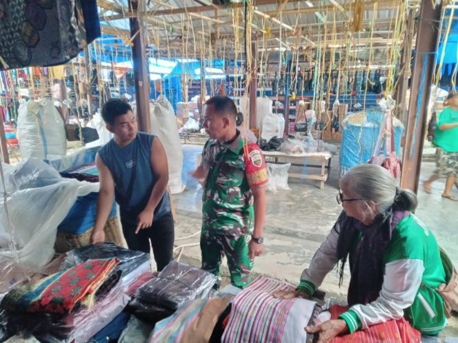 
					Babinsa Sambangi Pedagang Kain Ulos di Pasar Tradisional, Wujudkan Kedekatan TNI dengan Rakyat