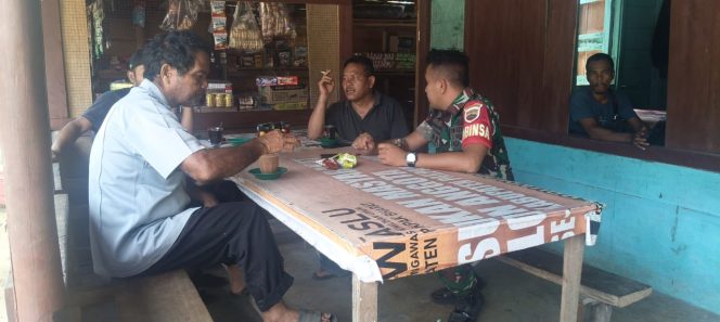 
					Babinsa Kopda Supri Manik Sambangi Warung Warga, Bangun Kedekatan dan Pantau Kondisi Wilayah