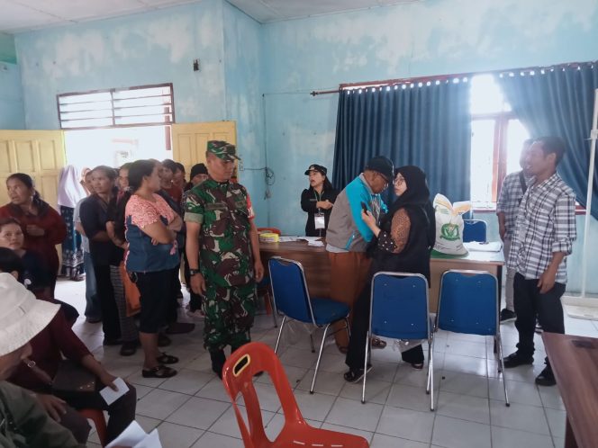 
					Babinsa Koramil 07/Salak Kawal Penyaluran Bantuan Beras, Wujud Nyata Kepedulian TNI kepada Warga