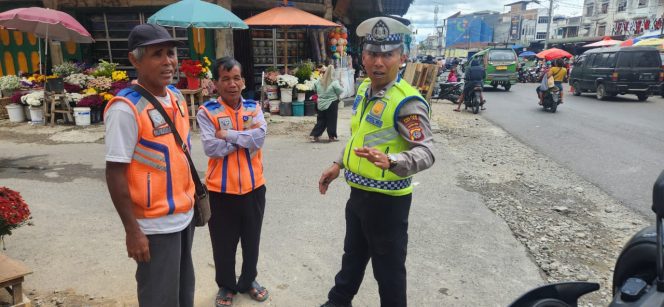 
					Sosialisasi Tertib Lalu Lintas, Satlantas Polres Tanah Karo Sasar Tukang Parkir di Jalan Abdul Kadir
