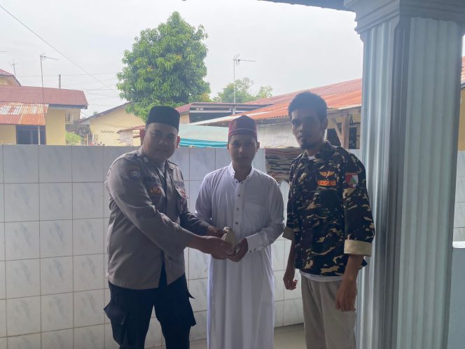 
					Jumat Berkah, Polres Tebingtinggi dan GP Anshor Bagikan Nasi Bungkus