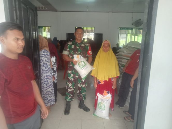 
					*Dukung Program Sosial, Koramil 05/BD Dampingi Pembagian Beras*