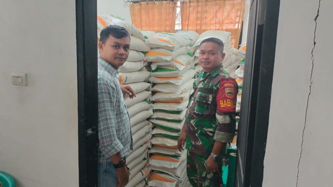 
					*Pastikan Bantuan Tepat Sasaran, Serda M.Parlaungan Babinsa Koramil 07/AKB Hadir di Desa Silumajang Labura*