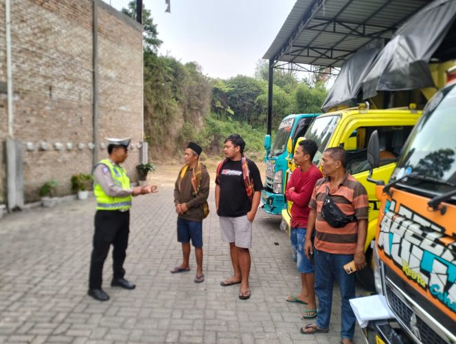 
					Sosialisasi Ops Patuh Toba 2025, Satlantas Polres Tanah Karo Sasar Sopir Ekspedisi di Tigapanah