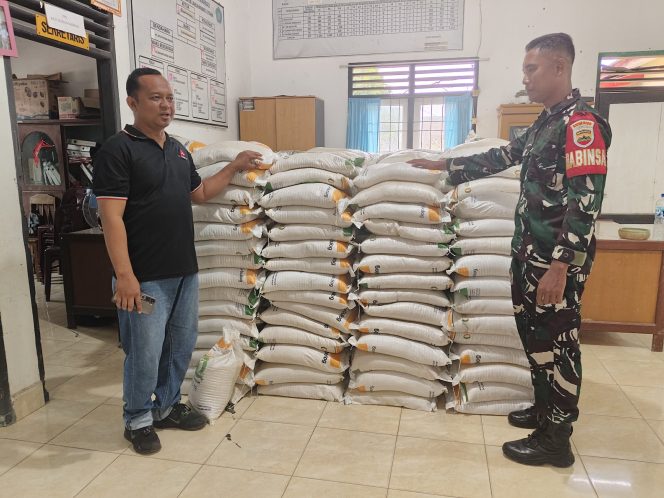 
					*Dukung program Pemerintah, Babinsa Koramil 06/MB memdampingin pembagian Bantuan beras di Kecamatan Marbau*