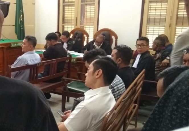 
					*Korupsi Dana Covid-19 Sumut: Gelombang Desakan untuk Seret Nama-Nama Besar*    Medan-AgaraNews.com// Empat tersangka telah ditahan dalam kasus korupsi pengadaan Alat Pelindung Diri (APD) Covid-19 di Dinas Kesehatan Provinsi Sumatera Utara. Tapi publik belum puas. Gelombang desakan agar Kejaksaan Tinggi Sumatera Utara (Kejatisu) menindak semua yang terlibat terus membesar, menyusul munculnya sederet nama lain yang disebut menerima aliran dana korupsi.  Kasus yang bermula dari proyek pengadaan bernilai miliaran rupiah ini kini menyeret nama-nama pejabat kesehatan, perusahaan rekanan, hingga juru parkir yang diduga dijadikan boneka direktur oleh para aktor di balik layar.  Empat  nama telah ditetapkan sebagai tersangka: dr. Alwi Mujahit Hasibuan, mantan Kepala Dinkes Sumut, dr. Aris Yudhariansyah, pejabat di Dinkes, Robby Messa Nura, disebut sebagai penerima aliran dana terbesar, Rp15 miliar. dan Ferdinan Hamzah Siregar.  Namun dalam dakwaan dan persidangan, terungkap bahwa lebih dari dua belas nama lain juga disebut menerima uang. Hingga kini, belum satu pun dari mereka menyandang status tersangka.  Daftar Nama dan Aliran Dana  Berdasarkan dokumen persidangan dan kesaksian yang diperoleh media ini, berikut daftar pihak yang terindikasi menikmati uang negara:  dr. Fauzi Nasution, disebut menerima dana lebih besar dari Alwi.  dr. David Luther Lubis, jumlah yang diterima mencapai Rp1,4 miliar.  PT Sadado Sejahtera Medika, menerima Rp742 juta.  dr. Emirsyah Harahap, ratusan juta rupiah.  Ferdinan Hamzah Siregar, puluhan juta rupiah.  Hariyati SKM, Rp10 juta.  Azuarsyah Tarigan, puluhan juta rupiah.  Ruben Simanjuntak, puluhan juta rupiah.  Muhammad Suprianto, juru parkir yang diduga hanya dipinjam namanya sebagai direktur perusahaan rekanan dan juga sebagai anggota salah satu organisasi kemasyarakatan di Medan.   Tak hanya itu, dalam Berita Acara Pemeriksaan (BAP) atas nama dr. David Luther, sejumlah nama pejabat struktural juga disebut:  Sri Purnamawati, Kabid SDMK & Alkes Dinkes (kini Direktur RS Haji Medan).  Ardi Simanjuntak, pejabat penatausahaan keuangan Dinkes.  Hariyati, pejabat pengadaan.  Mariko Ndruru, Wakil Direktur PT Sadado.   Tebang Pilih?  Desakan agar Kejatisu tidak “bermain aman” kini membahana di ruang publik dan media sosial. Aktivis antikorupsi Sumut Sofyan SH menyebut ada indikasi “pengamanan nama” yang kuat dalam kasus ini.  Namun anehnya juga, Dalam persidangan terungkap bahwa Alwi Mujahit Hasibuan dan Robby Messa Nura mengorupsi dana pengadaan APBD sebesar Rp 15, miliar dari total Rp 24 miliar. Alwi mengorupsi Rp 1,4 miliar dan Robby Rp 15 miliar. Namun, sisa Rp 9 miliar tidak jelas kemana alirannya.   “Ini sudah sangat terang. Fakta di persidangan, aliran dana jelas, tapi hanya empat orang yang diseret? Kami menduga ada yang dilindungi,” kata Sofyan pegiat antikorupsi Sumut.   Kejatisu dinilai wajib bertindak adil dan transparan. Dalam konteks pandemi, saat negara sedang dalam situasi darurat dan rakyat berjibaku melawan virus, para pelaku justru diduga menjadikan anggaran sebagai bancakan.  Sejumlah pihak juga mendesak agar penyidik menelusuri lebih dalam peran organisasi kemasyarakatan, pejabat Dinkes lain, serta kemungkinan aliran dana ke pihak-pihak di luar struktur pemerintahan.  Jika tidak, kasus ini dikhawatirkan hanya akan berakhir seperti banyak skandal korupsi lainnya: tuntas di permukaan, busuk di kedalaman. *(Rg/Tim)*