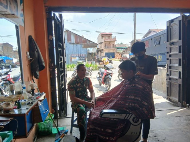
					Membangun Kedekatan Lewat Komsos, Babinsa 07/Salak Gali Informasi dari Tukang Cukur