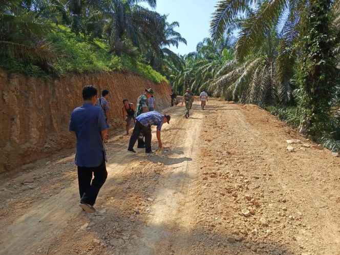 
					Tetesan MKeringat Satgas TMMD 125 Kodim 0209/LB Buka Jalan Penghubung Antar Dusun Cerahkan Masa Depan Anak Desa