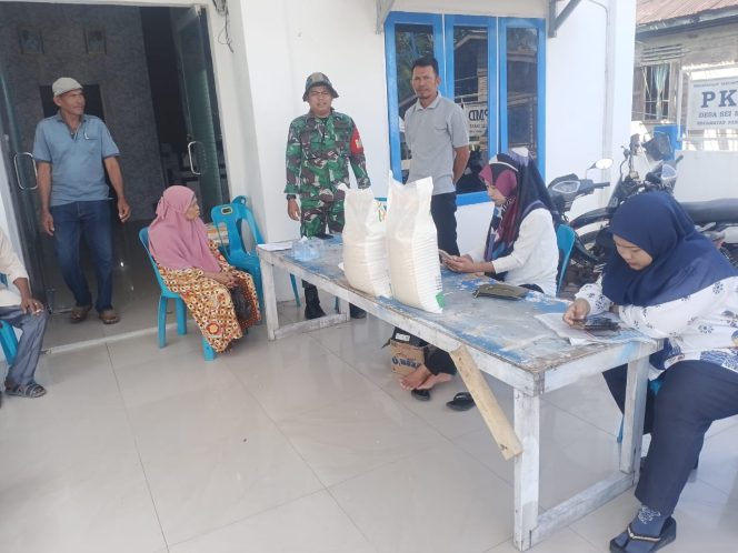 
					*Babinsa Koramil 03/SB Laksanakan Pengawasan Distribusi Bantuan Pangan di Desa Sei Sakat*