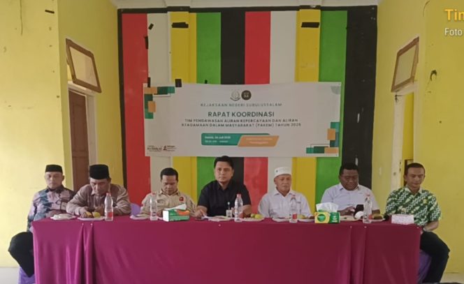
					Kasi Intelegen Jaksa Subulussalam dan Camat Penaggalan Kesbangpol Rakor Tim Pengawasan Aliran Keagaamaan(Pakem) 2025