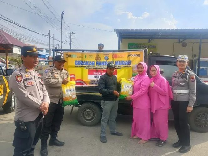 
					Polsek Berastagi Gelar Gerakan Pangan Murah, 2 Ton Beras Bulog Ludes Terjual