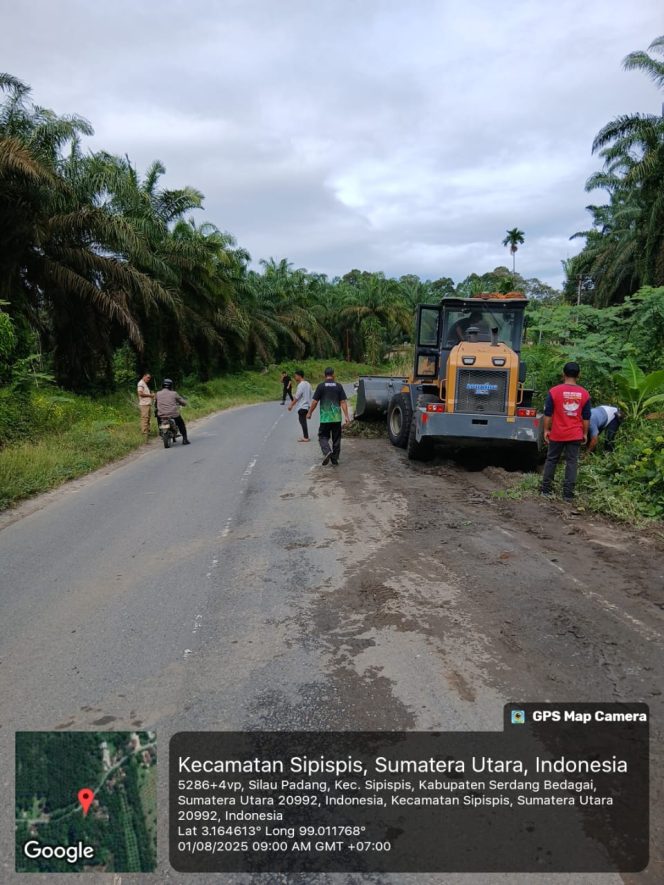 
					Manajemen PKS TSP Silaupadang & Camat Sipispis Gotong Royong Bersama Masyarakat