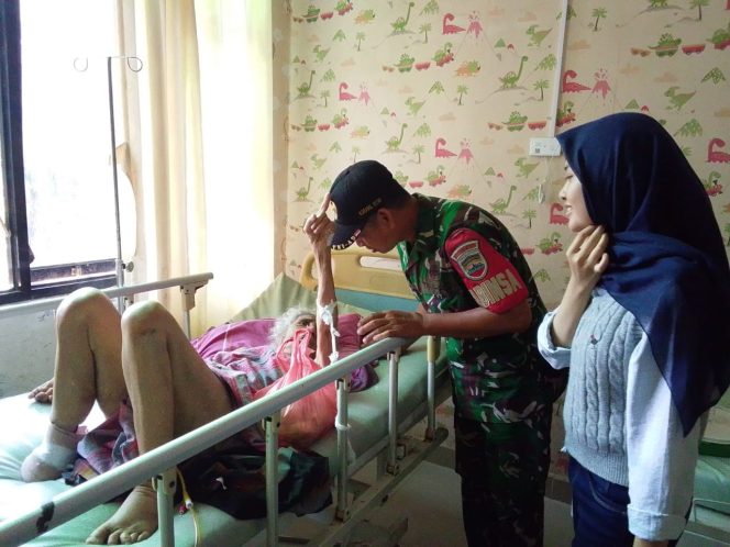 
					*Koramil 01/AK jenguk warganya yang sakit di rumah sakit*
