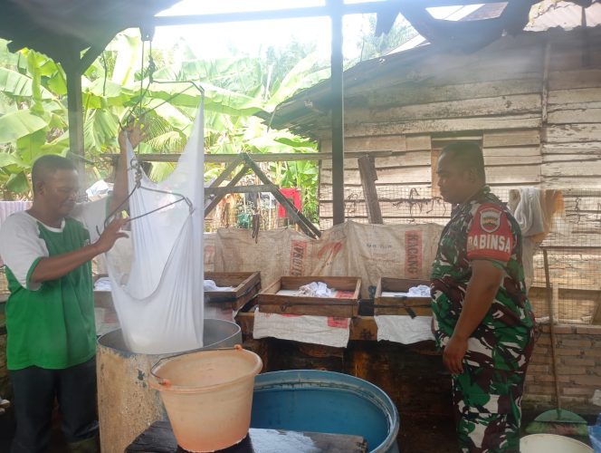 
					Babinsa Koramil 09/NL Kunjungi Usaha Tahu Warga Binaan di Desa Kampung Bilah