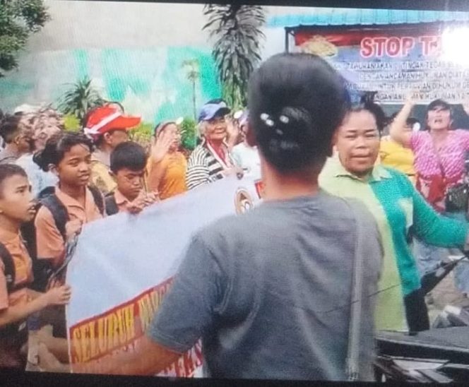 
					Eksekusi Lahan Batal, Ratusan Warga Datangi Kantor Desa Helvetia