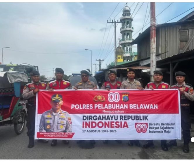 
					*Semarakkan Hari Kemerdekaan Polres Pelabuhan Belawan Bagikan Bendera Merah Putih Kepada Pengendara*