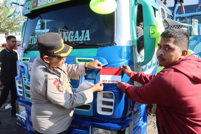 
					Kapolres Tanah Karo Bagikan Bendera Merah Putih di Terminal Kabanjahe