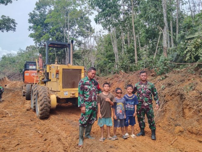 
					Tim Satgas TMMD 125 Kodim 0209/Labuhanbatu Dekat dengan Warga, Ciptakan Kehangatan dan Semangat Baru di Desa