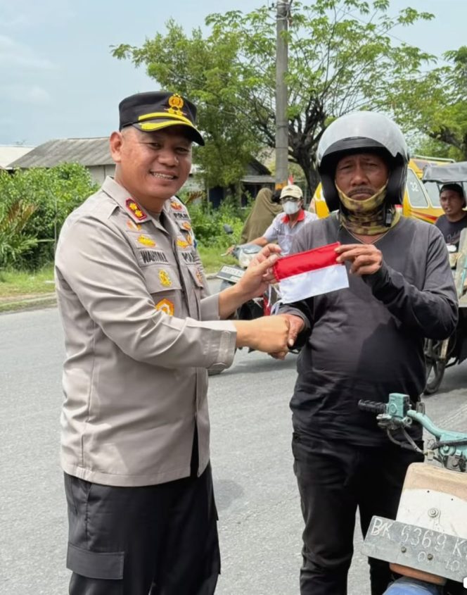 
					Sambut HUT RI ke 80 Kapolres Pelabuhan Belawan Bagikan Bendera merah putih Kepada pengendara