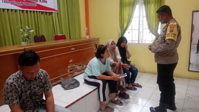 
					Sambangi Warga, Polres Tebingtinggi Sampaikan Pesan Kamtibmas dan Informasikan Gerakan Pangan Murah