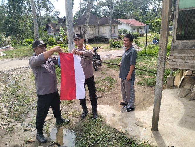 
					Semarak Kemerdekaan, Polsek Juhar Bagikan dan Pasang Bendera