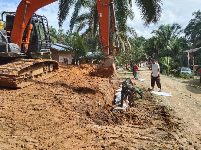 
					Memasuki Hari ke-20 TMMD ke-125 Kodim 0209 Pemasangan Gorong-Gorong di Desa Tanjung Medan Dimulai