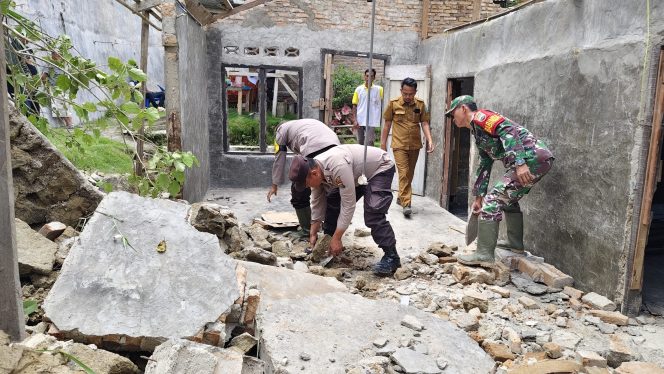 
					Polsek Serbelawan Polres Simalungun Sigap Tangani Tanah Longsor, Evakuasi 3 Rumah Warga Terdampak