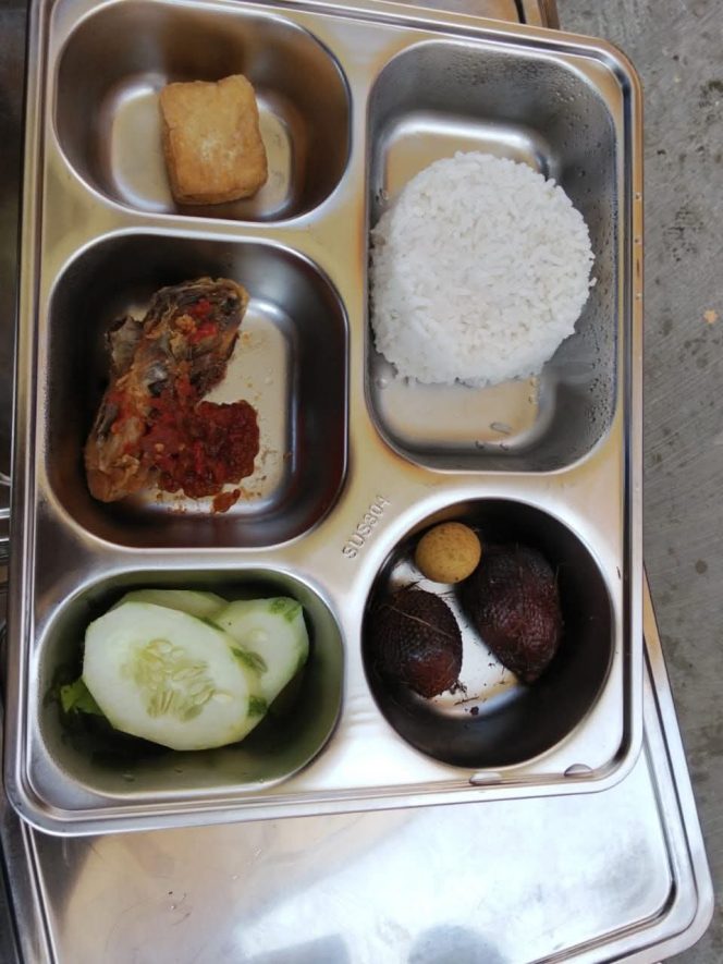
					Menyedihkan Makanan Bergizi Untuk Siswa SD Se-Kota Subulussalam Seperti Makananan Orang Tahanan Permasyarakatan